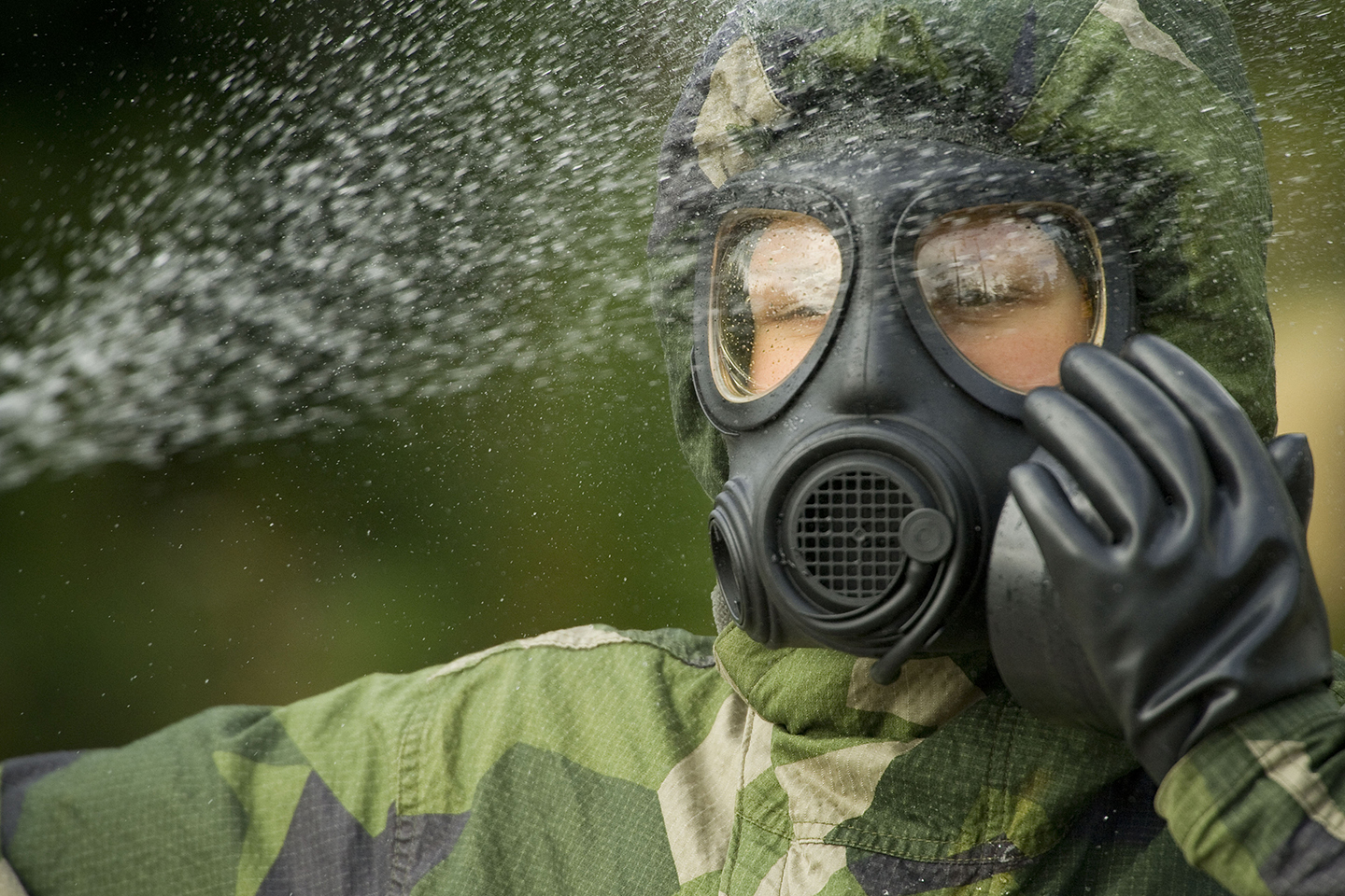 CBRN-soldaten arbetar för att personal ska undvika och överleva olika CBRN-hot.