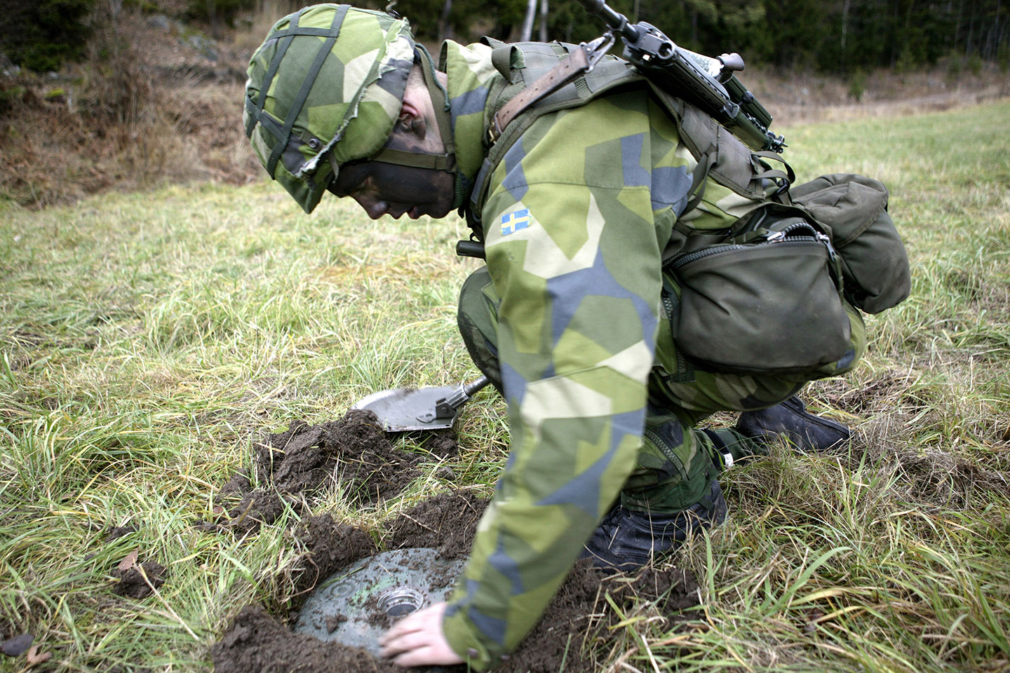 Pionjär svarar till exempel för att utföra mineringar och sprängningar.